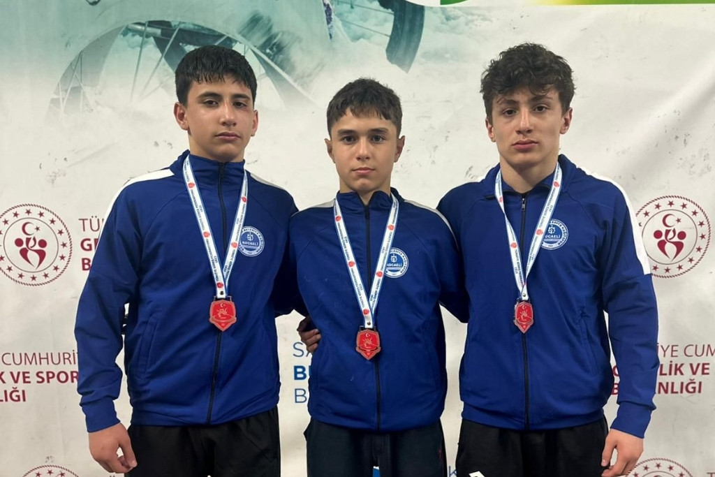 Genç Güreşçilerimiz Kürsüde Yer Aldı