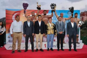 Kozanda Pehlivanlarımız Kürsüde